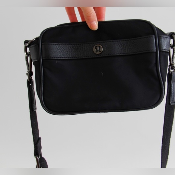 *FIRM* Lululemon Now And Always Crossbody Mini 3L Bag From 2019 - Picture 5 of 9